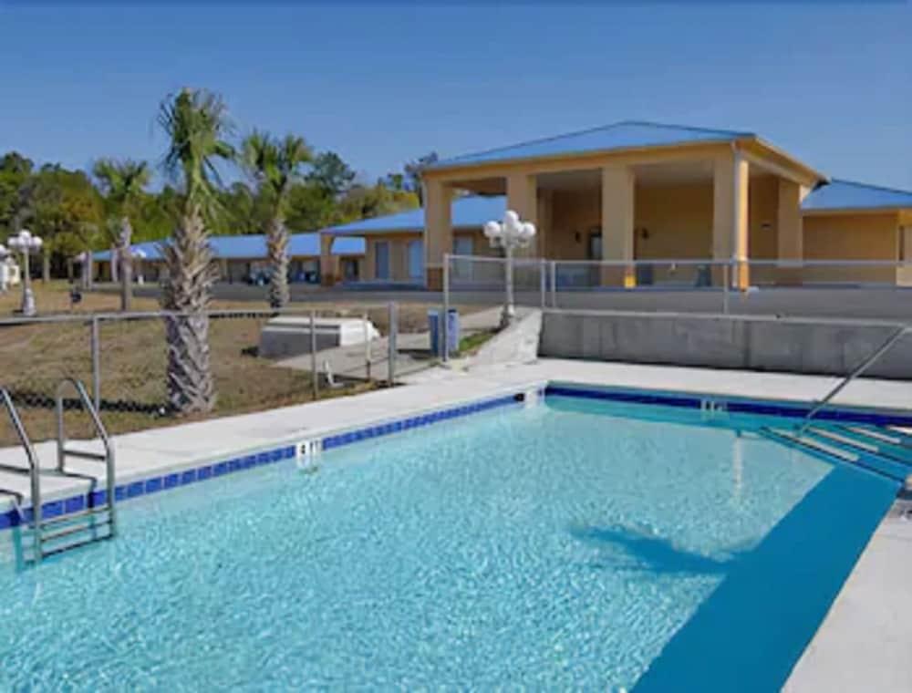 Days Inn By Wyndham Defuniak Springs Dış mekan fotoğraf