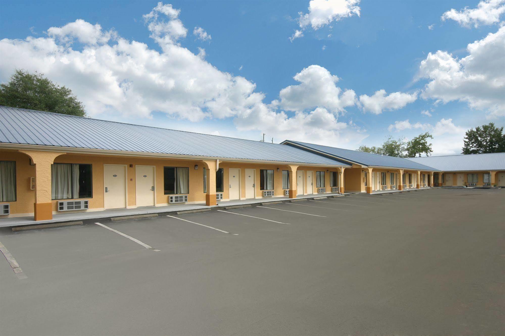 Days Inn By Wyndham Defuniak Springs Dış mekan fotoğraf